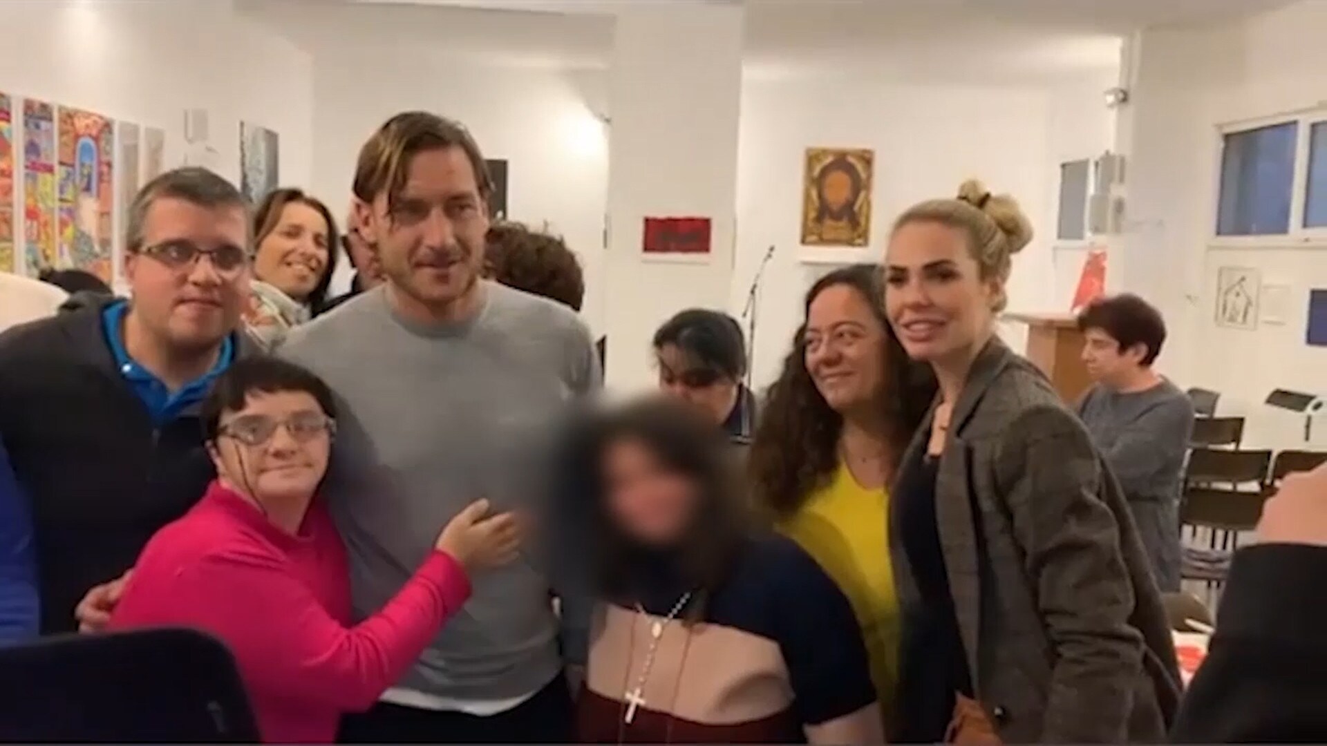 Totti fa visita alla Comunità di Sant'Egidio