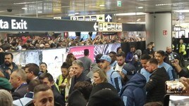 Lazio, i tifosi a Fiumicino: che accoglienza per la Supercoppa!