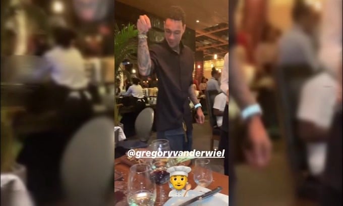 Van der Wiel ospite da Salt Bae