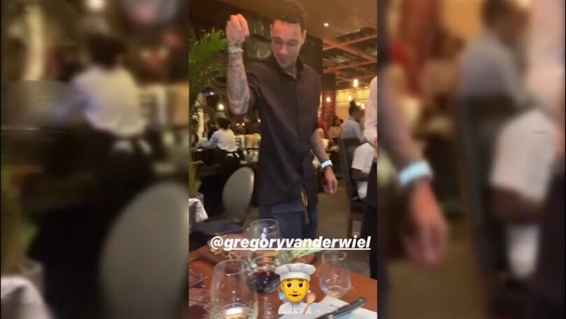 Van der Wiel ospite da Salt Bae