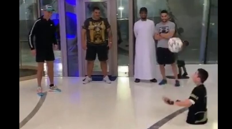 Cristiano Ronaldo cuore d'oro: palleggia con un bimbo senza gambe
