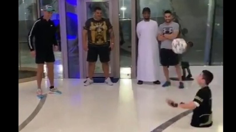 Cristiano Ronaldo cuore d'oro: palleggia con un bimbo senza gambe