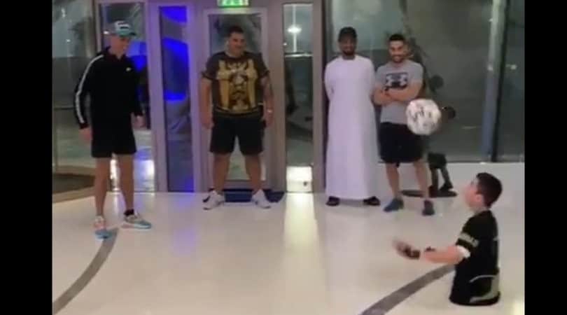 Ronaldo palleggia con Ali, il bambino senza gambe