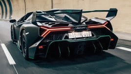 Lamborghini Veneno Roadster nera e verde lime all'asta: le immagini