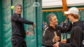 Fiorello si riposa da Sanremo e sfida Sinner a tennis