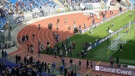 L'abbraccio dei tifosi della Lazio a Mihajlovic