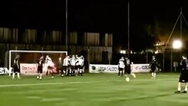 Totti show a calcio a 8: gol con cucchiaio su punizione