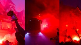 Liverpool, accoglienza pazzesca fuori Anfield Road