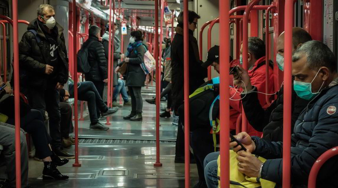 Coronavirus, a Milano c'è tanta gente sulla metropolitana