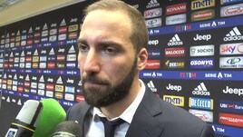 Higuain in Argentina per la mamma: il fratello lo difende