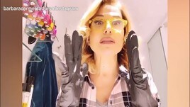 Coronavirus, come togliere i guanti? Barbara d'Urso insegna...
