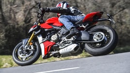 Ducati Streetfighter V4S, la naked in movimento: le immagini