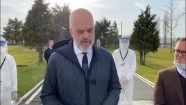 Commovente Edi Rama: "Non abbandoniamo un amico in difficoltà"