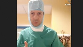 Vasco posta il video dell'infermiere che si veste sulle note di "Un senso"
