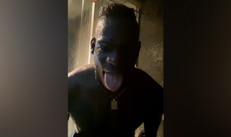 Balotelli, anche la doccia è social