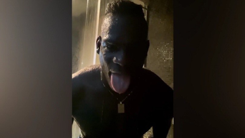 Balotelli, anche la doccia è social