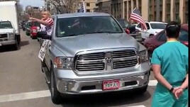 Infermiere contro i manifestanti anti-lockdown