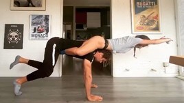 Coronavirus, Dotto e il sexy allenamento con la sua Greta