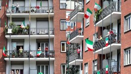 Coronavirus, tricolori sui balconi in tutta Italia