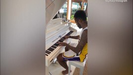 Neymar, che pianista: suona "All of me" di John Legend
