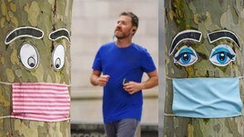 Coronavirus, a Melbourne anche gli alberi con la mascherina