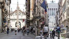 Coronavirus, fase 2 a Roma: si ripopola Via del Corso