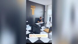 Giro nel nuovo ufficio di Totti. Ilary gelosa: "Ma la segretaria non era anziana?"