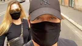 Totti in incognito: giro al centro di Roma con la mascherina