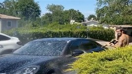 Lazio, Luis Alberto a lavoro: fa il car washer a casa