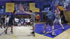 Gioca a basket con un solo braccio: il ragazzino che ha conquistato il web