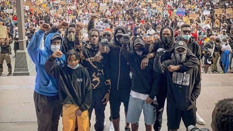 Balotelli alla manifestazione contro il razzismo: "Senza giustizia non c'è pace"