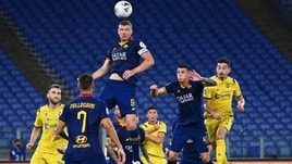Dzeko, che incornata con il Verona. Una magia di Pessina spaventa la Roma