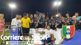 Roma, Totti alza la coppa per lo scudetto della lega calcio a 8!