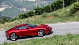 Nuova Ferrari Roma, la prova su strada: tutti gli scatti