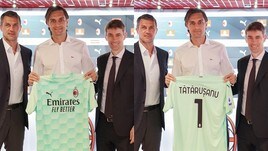 Tatarusanu, la presentazione ufficiale col Milan al fianco di Maldini e Massara