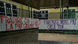 Chiesa, striscione dei tifosi della Fiorentina: "Sei un traditore"