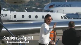 Roma, Smalling sbarca a Ciampino: ecco l’uscita dall’aereo