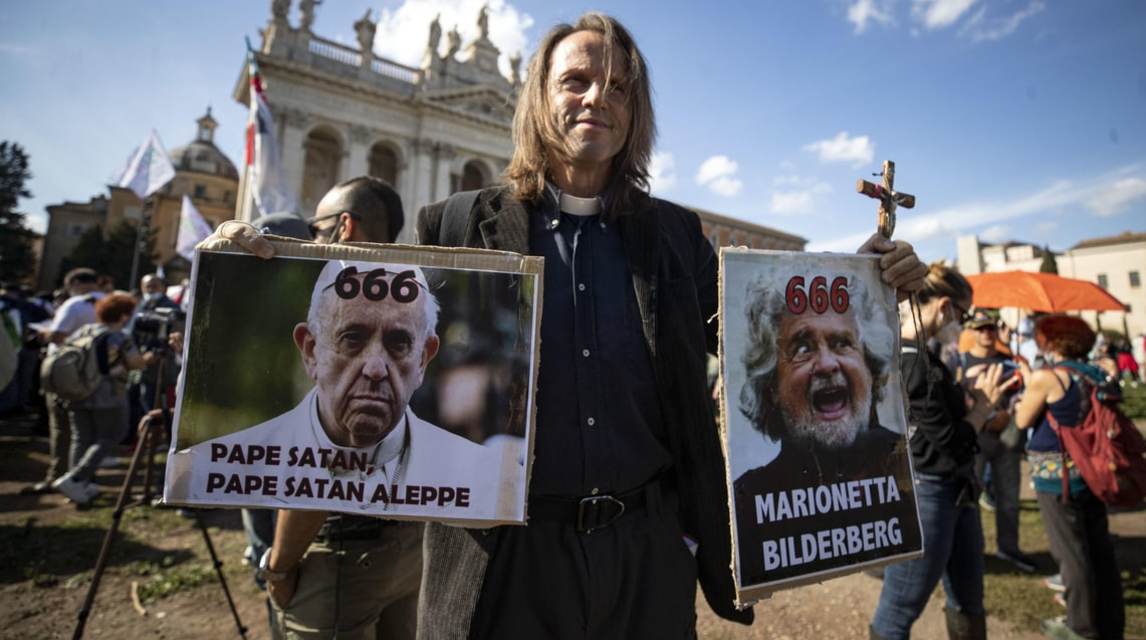 Coronavirus, i negazionisti sfilano a Roma