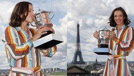 Iga Swiatek, il bacio alla Coppa Lenglen dopo il trionfo al Roland Garros