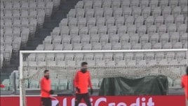 Barcellona, Piqué si taglia lo stipendio del 50%