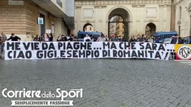 Funerali Gigi Proietti, lo striscione dei tifosi della Roma