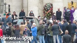 Funerali Gigi Proietti, l'ingresso della salma in chiesa