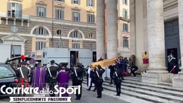 Funerali Gigi Proietti, il saluto e l'ultimo applauso di Roma al maestro