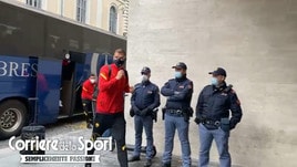 La Roma in partenza per Napoli: l’ovazione dei tifosi alla stazione Termini