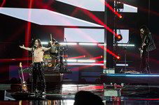 X Factor, Manuel Agnelli a torso nudo sul palco