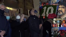 La Sampdoria davanti al murales di Maradona