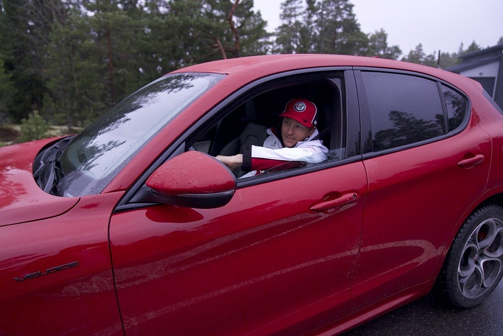 Raikkonen con una nuova Alfa Romeo Stelvio Veloce