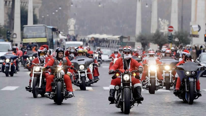 Vestiti da Babbo Natale, aggrediscono i vigili: multa e denuncia