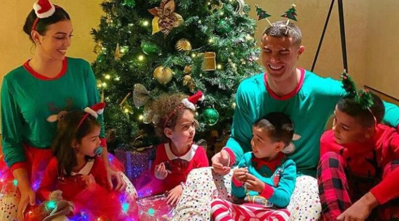 Ronaldo fa gli auguri in pigiama: "Felice Natale a tutti"