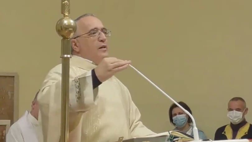 Il prete ai fedeli: "Bevete vino". Standing ovation in chiesa